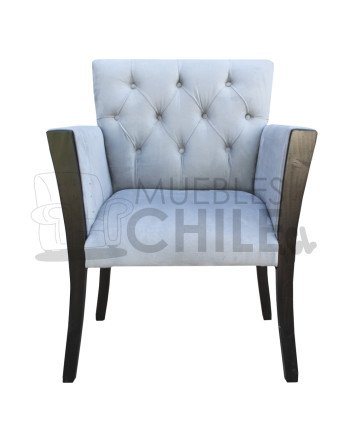Poltrona Capitone con brazos de madera – Estilo y confort