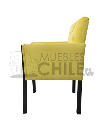Poltrona Capitone con brazos de madera – Estilo y confort